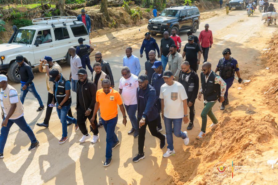 manya_serge's tweet image. Le Ministre @john_banza2023 , via son Dircab adjoint, renforce le suivi des travaux dans le Kwango–Kwilu :
• RN1 PK 276 : réhabilitation en cours
• Nouvelles érosions identifiées
• Instructions fermes pour interventions rapides
La mission se poursuit à Bulungu.