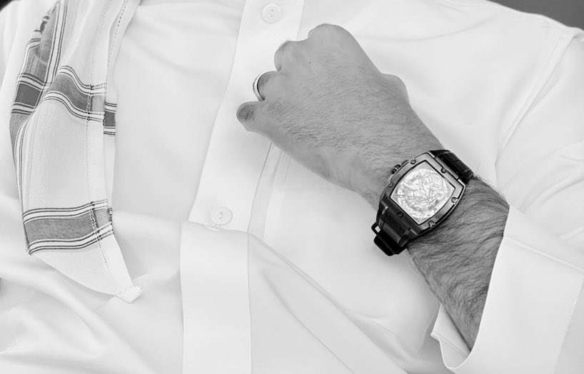 في كل مره اتحدث معه
 أقتنع ان المرأه لا تغرم برجل ضعيف الشخصيه
 ولا تغرم برجل قوي مستبد
أنا مغرمه بهذا الرجل القوي
 الذي يلين معي ولأجلي فقط.✨♥️🌍