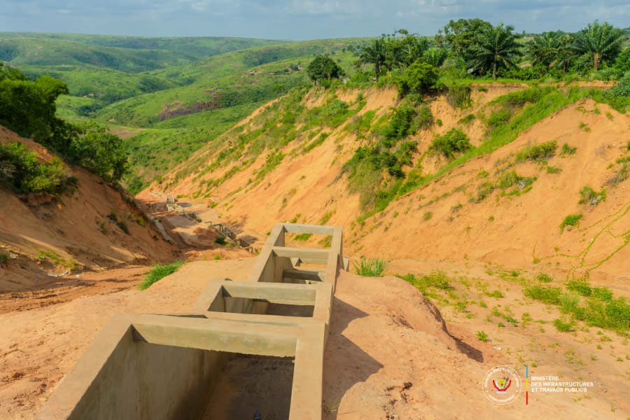 manya_serge's tweet image. Le Ministre @john_banza2023 , via son Dircab adjoint, renforce le suivi des travaux dans le Kwango–Kwilu :
• RN1 PK 276 : réhabilitation en cours
• Nouvelles érosions identifiées
• Instructions fermes pour interventions rapides
La mission se poursuit à Bulungu.