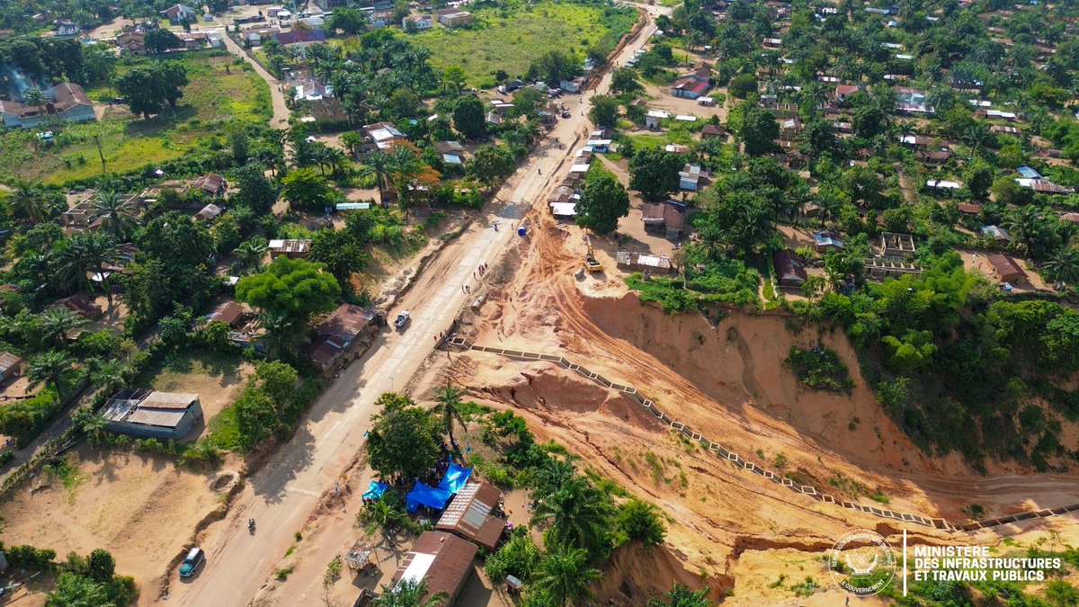 manya_serge's tweet image. Le Ministre @john_banza2023 , via son Dircab adjoint, renforce le suivi des travaux dans le Kwango–Kwilu :
• RN1 PK 276 : réhabilitation en cours
• Nouvelles érosions identifiées
• Instructions fermes pour interventions rapides
La mission se poursuit à Bulungu.