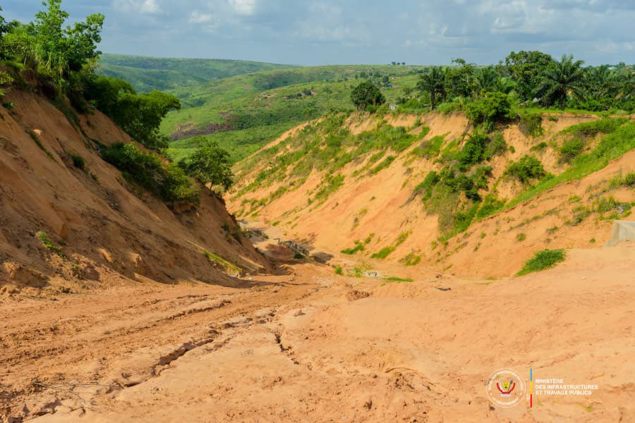 manya_serge's tweet image. Le Ministre @john_banza2023 , via son Dircab adjoint, renforce le suivi des travaux dans le Kwango–Kwilu :
• RN1 PK 276 : réhabilitation en cours
• Nouvelles érosions identifiées
• Instructions fermes pour interventions rapides
La mission se poursuit à Bulungu.