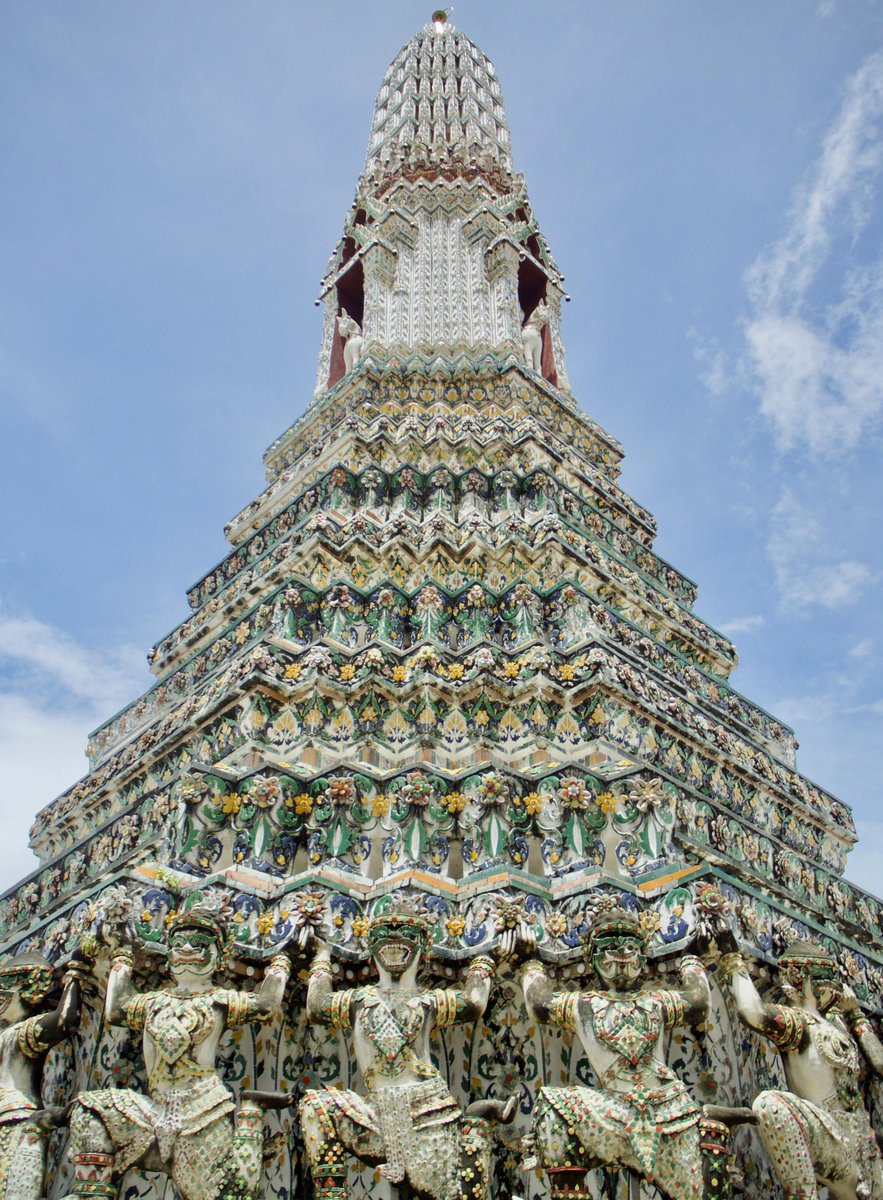 Anshul_arya167's tweet image. This image is of the Wat Arun Temple in Thailand. Located on the west bank of the Chao Phraya River, the temple is known for its massive prang (tower) built in the Khmer architectural style. It stands approximately 70–80 meters high.