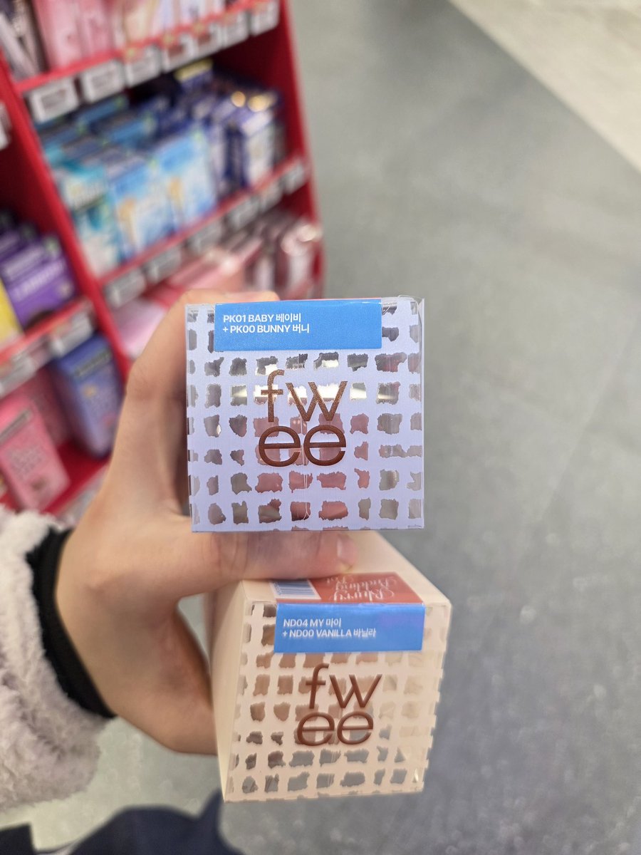 오랜만에 화장품 소비
위드아웃도 살려했었는데 살지말지 고민하다 다이소 갔다온사이 위드아웃 없어서 어쩔수없이 베이비랑 마이 겟..🥹 
4만원이상 사야 쿠폰쓸수있어서 멀로 채울지 고민하다 에뛰드 샀어요☺️