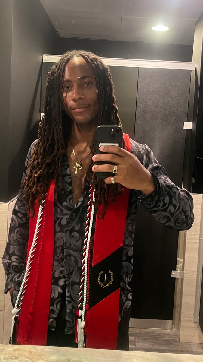 faisonedd's tweet image. Finished school as salutatorian and Summa Cum Laude with a gpa of 99.4🤞🏾