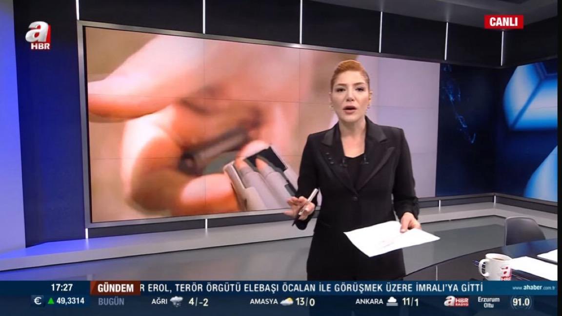 A Haber bir hata yapsa da linçlesek diye bekleyen bir kitle var.

A Haber sehven bir hata yapmış. DEM Parti’nin basın açıklamasını kopyalayıp yapıştırmış. Sonrasında fark edilip yanlış hemen düzeltmiş ve olması gerekeni yani “terör örgütü elebaşı Öcalan” yazılmış. Bu şekilde de