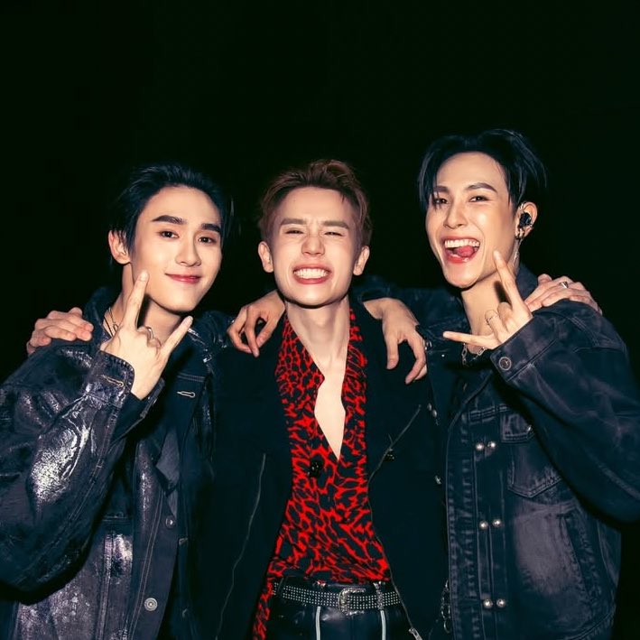 พี่จิมมี่เล่าว่า จริง ๆ วันแฟนคอน (29) จูกับบุ๊คมีงานแต่พี่จิมอยากได้จูบุ๊คมาขึ้นคอนด้วยกันก็เลยไปขอลูกค้า (น่าจะหมายถึงขอคิว) guests ของพี่จิมมี่วันนั้นเลยได้จูบุ๊คมาเอนจอยโชว์ด้วยกัน y — y ♡♡

น่ารักมากอะ 🥺🥺 อุ๋งอิ๋งใจในมิตรภาพดี ๆ แฮะ