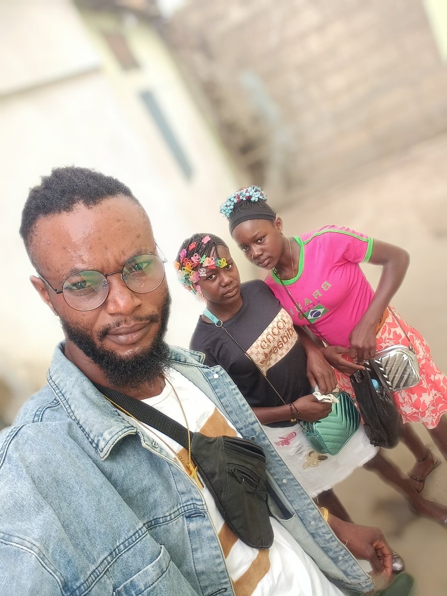 BioPastor's tweet image. Une ferveur familiale unit l’aîné de la famille à nos deux dernières, les jumelles. »