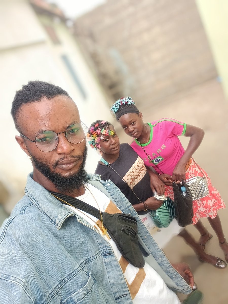 BioPastor's tweet image. Une ferveur familiale unit l’aîné de la famille à nos deux dernières, les jumelles. »