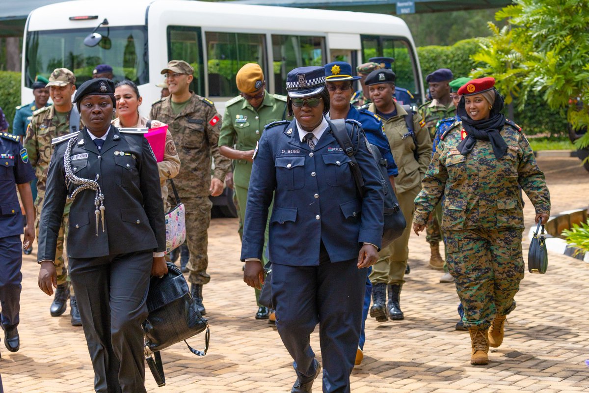 Mamaurwagasabo1's tweet image. Umuyobozi Mukuru Wungirije wa @Rwandapolice ushinzwe Ubutegetsi n’Abakozi, DCG Jeanne Chantal Ujeneza, yayoboye umuhango wo gutangiza amahugurwa agenewe abapolisi n’abasirikare bazajya bigisha abitegura kujya mu butumwa bw’Umuryango w’Abibumbye, abera mu Ishuri ry’Amahugurwa rya…