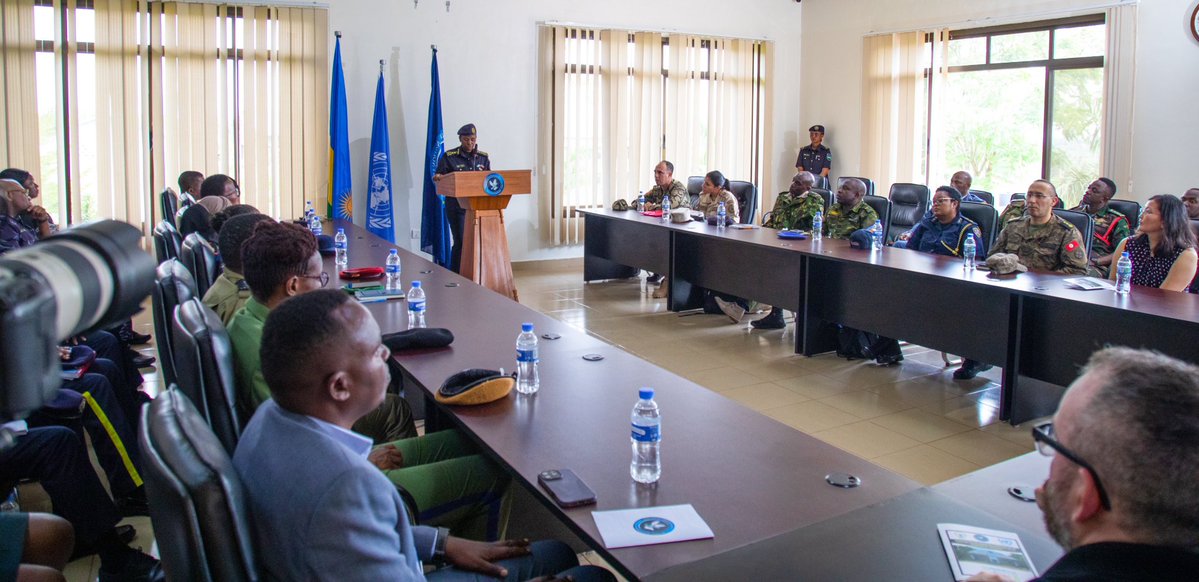 Mamaurwagasabo1's tweet image. Umuyobozi Mukuru Wungirije wa @Rwandapolice ushinzwe Ubutegetsi n’Abakozi, DCG Jeanne Chantal Ujeneza, yayoboye umuhango wo gutangiza amahugurwa agenewe abapolisi n’abasirikare bazajya bigisha abitegura kujya mu butumwa bw’Umuryango w’Abibumbye, abera mu Ishuri ry’Amahugurwa rya…