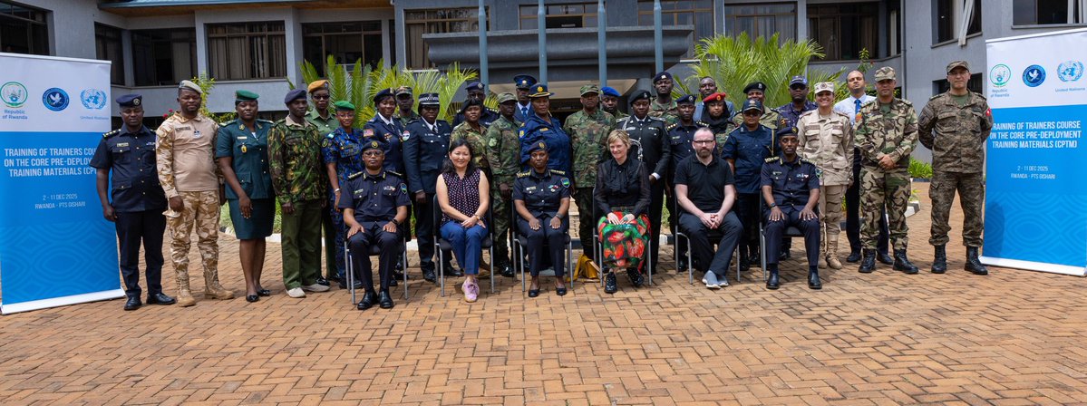 Mamaurwagasabo1's tweet image. Umuyobozi Mukuru Wungirije wa @Rwandapolice ushinzwe Ubutegetsi n’Abakozi, DCG Jeanne Chantal Ujeneza, yayoboye umuhango wo gutangiza amahugurwa agenewe abapolisi n’abasirikare bazajya bigisha abitegura kujya mu butumwa bw’Umuryango w’Abibumbye, abera mu Ishuri ry’Amahugurwa rya…