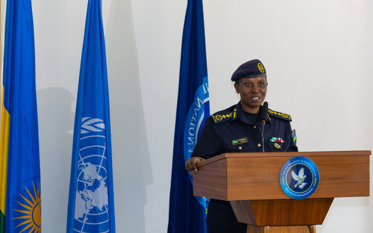 Mamaurwagasabo1's tweet image. Umuyobozi Mukuru Wungirije wa @Rwandapolice ushinzwe Ubutegetsi n’Abakozi, DCG Jeanne Chantal Ujeneza, yayoboye umuhango wo gutangiza amahugurwa agenewe abapolisi n’abasirikare bazajya bigisha abitegura kujya mu butumwa bw’Umuryango w’Abibumbye, abera mu Ishuri ry’Amahugurwa rya…
