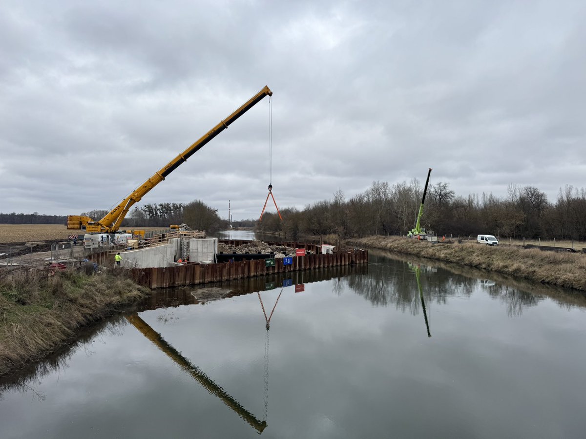 23 metrů dlouhou klapku dnes usazují technici na řece Dyji v CHKO Soutok. Další přibude příští rok na podzim. Tím vznikne vzdouvací jez. Jeho cílem je s pomocí dalších kanálů zadržet vodu, kterou pak lesníci s vodohospodáři použijí na zavodňování až 1700 hektarů lužních lesů.