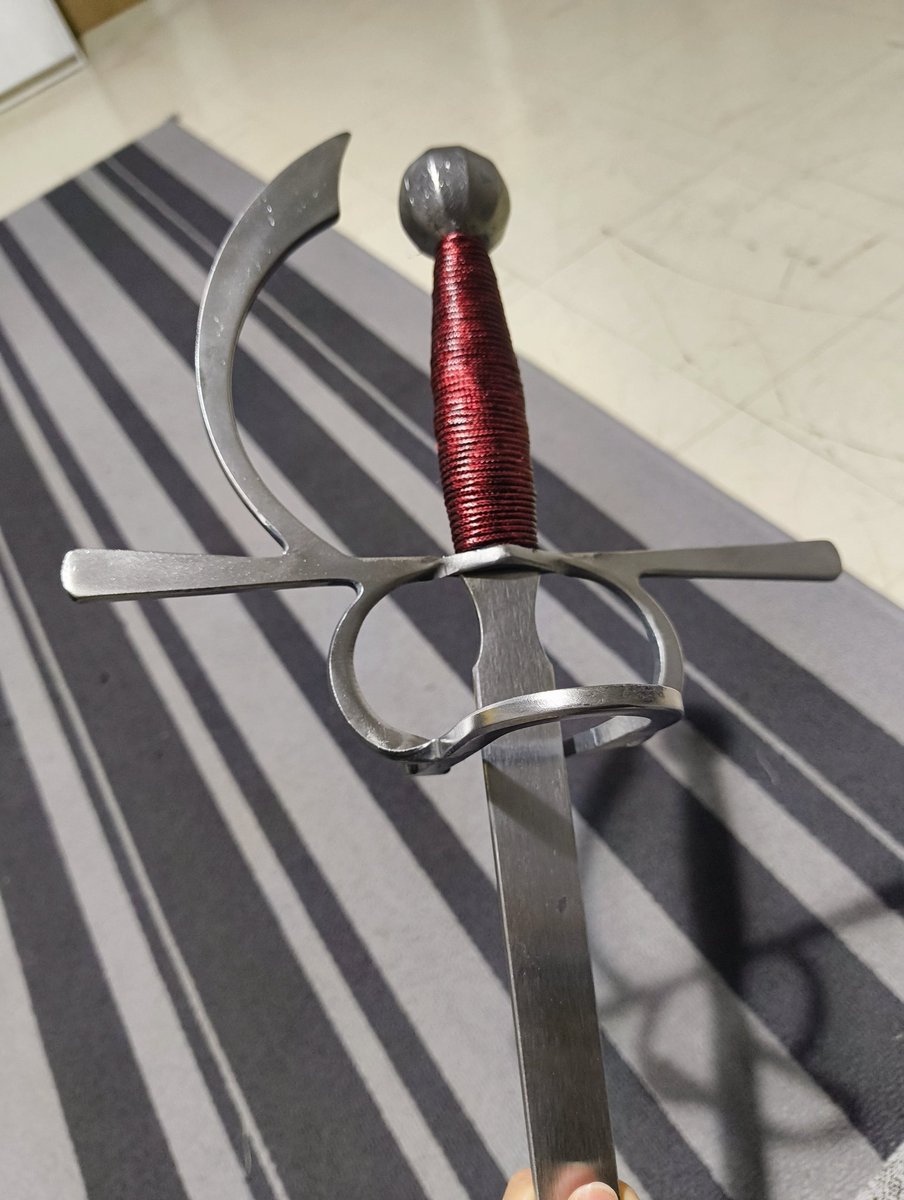 Lilah_mir's tweet image. I forgot to update you with my last purchase 😍
Duellatorum's (lovely) side sword.
#hema #historicalfencing #sidesword
