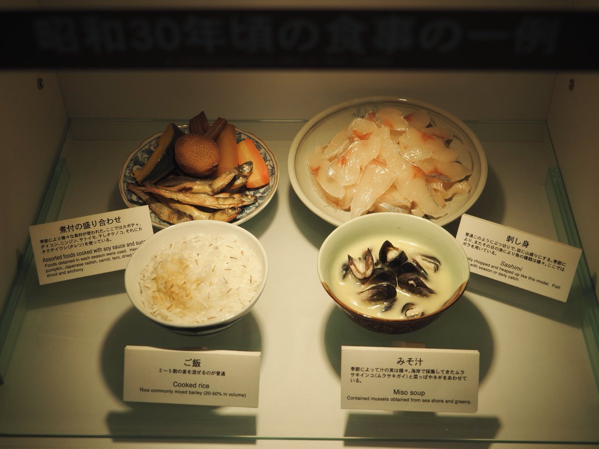 1KE24W4's tweet image. 水俣市立資料館で展示されていた昭和30年頃の漁民の一般的な食事
昭和30年頃だと既に水質汚染が進んでいて臭かったかもしれないけど、それ以前なら山盛りのボラの刺身はさぞ美味かっただろうと今になって解像度が上がった
