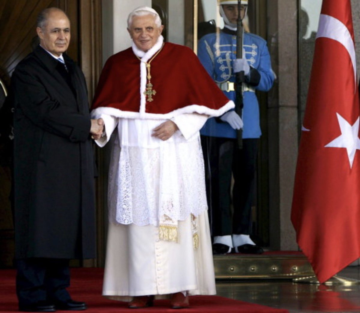 SireneOznur's tweet image. Bakın şu kişi bariz şekilde dezenformasyon yapıp yalanı tam 1,3 milyon görüntüleme almış. Ama paylaşımın altı bunun yalan olduğunu yazanlarla dolu olmasına rağmen paylaşımı silmemiş. Kendi yalanlarına kendileri inanan ve yalanı yayan bir kitle. Gerçekle bağını koparmışlar.