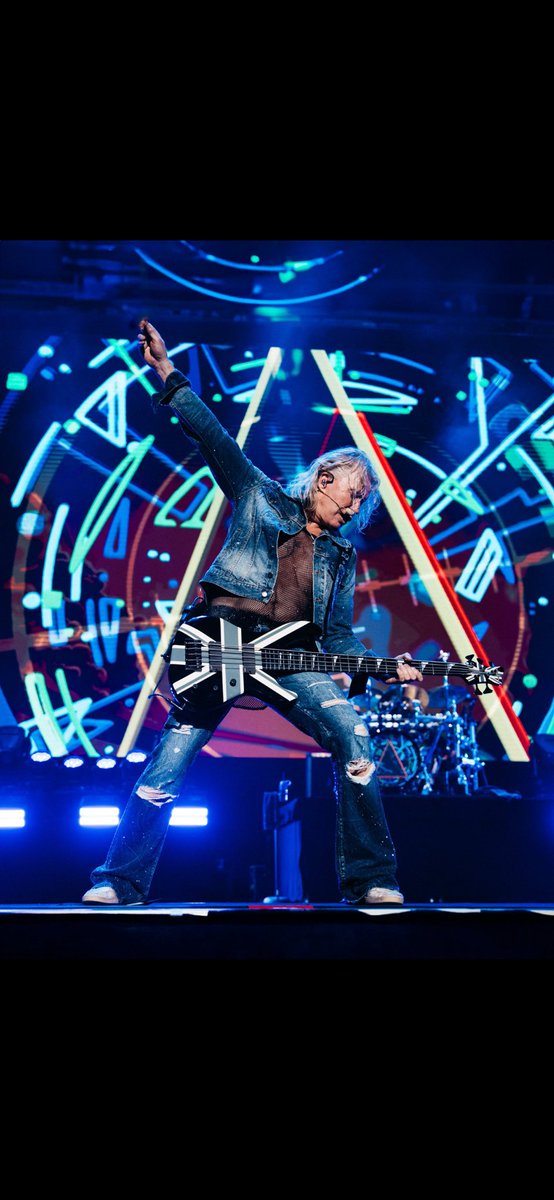 SwarbsNicola's tweet image. Happy Birthday Sav!!! Hope you have an amazing day! 🎂🎉🎸❤️ @DefLeppard #Sav #Birthday #Bass #Best #AlwaysMyNumberOne 

(📸 credit to photographer)