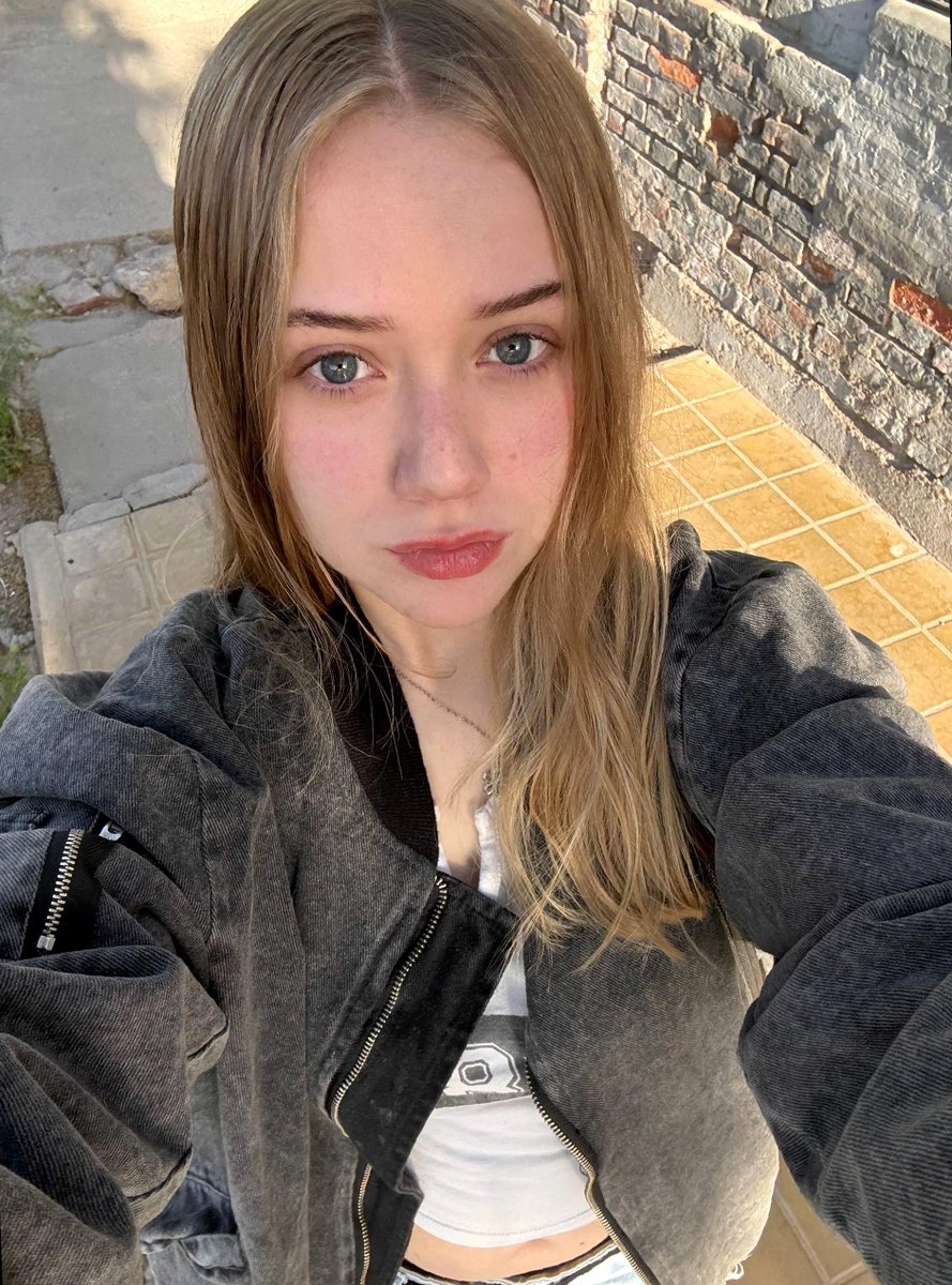 Script6z40b's tweet image. lowkey waiting for someone to notice my new bangs like it’s a rom-com