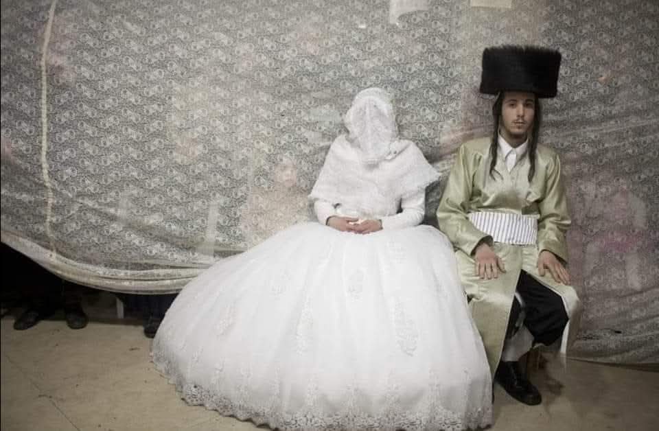 "ऑर्थोडॉक्स यहूदी दुल्हा और दुल्हन की शादी के बाद की ली गई तस्वीर"

इस तस्वीर में मौजूद औरत के पर्दे और मर्द के मज़हबी लिबास पर किसी लिबरल, सेक्युलर तबक़े की तरफ़ से आज तक कोई तनक़ीद (critism) नहीं हुई,

किसी ने भी इन्हें क़दामत-पसंद (प्राचीनतावादी, पुरानी रिवायात को मानने वाले)