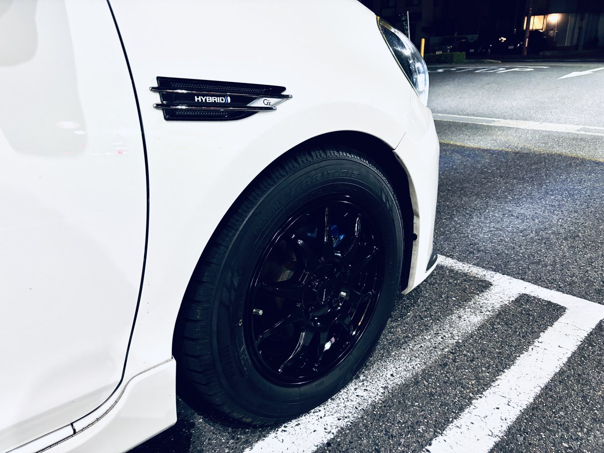 shinrakun_e12's tweet photo. 明日から一気に冬型の天気になるそうで。スタッドレスタイヤに交換しました🛞
G'sに15インチはモチモチ感がすごいw
平成一桁時代のハッチバックみたい😅
#アクア #Gs #NHP10
#TOYO #GARIT #スタッドレスタイヤ https://t.co/TYKM3X4pnl