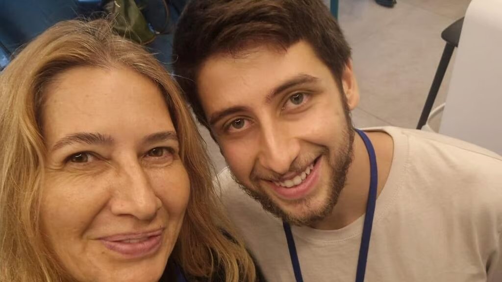 'Hij kan code schrijven, maar heeft moeite met sollicitatiegesprekken'.
Aviv Shoshan en zijn moeder Hani hebben een virtuele AI-‘sociale assistent’ gecreëerd die jongvolwassenen met autisme helpt gesprekken te oefenen – van sollicitatiegesprekken tot dates – zonder oordeel of