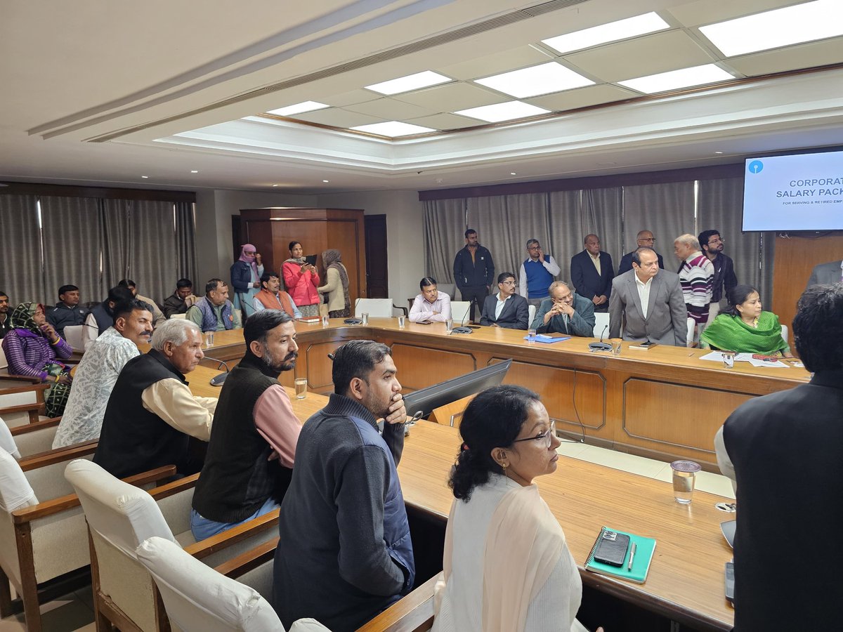 SBI एवं बिजली निगमों के बीच हुए CSP MOU के क्रियान्वयन मे आज ऊर्जा मंत्री जी, ACS ऊर्जा व CMD डिस्कॉम द्वारा SBI एवं डिस्कॉम अधिकारियों तथा श्रम संगठनों के प्रतिनिधियों की मौजूदगी मे, मृत कार्मिकों के आश्रितों को बीमा राशि के चेक वितरित किये गए
<a href="/RajCMO/">CMO Rajasthan</a> 
<a href="/BhajanlalBjp/">Bhajanlal Sharma</a> 
<a href="/artizzzz/">Arti Dogra</a>