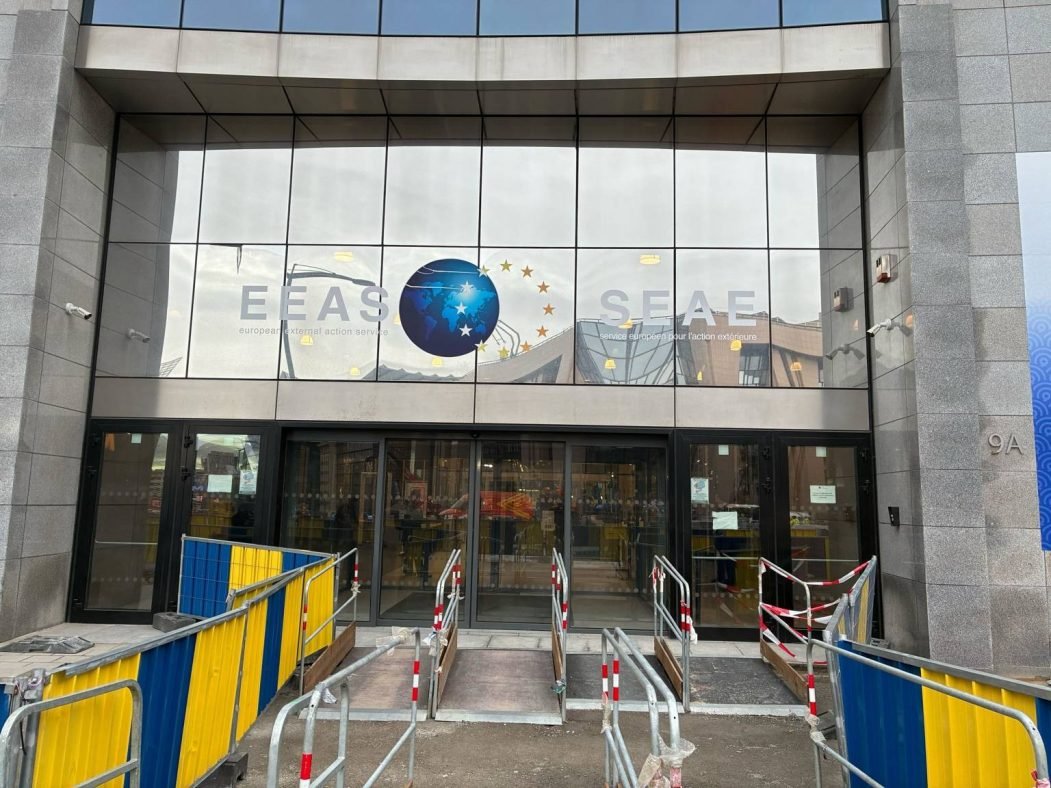 visegrad24's tweet image. 🇧🇪 Belgian police raided the EU diplomatic mission in Brussels, the College of Europe in Bruges, and private residences

The operation is part of an investigation into alleged misuse of EU funds, according to Euractiv.

Authorities seized documents and arrested three individuals…