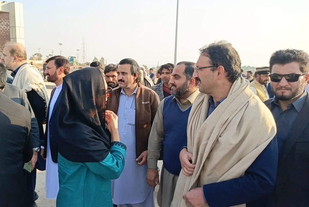 HarisISF's tweet photo. صوبائی صدر جنید اکبر خان کارکنان کے ہمراہ اڈیالہ کے باہر موجود۔ https://t.co/3HkLwft1vB