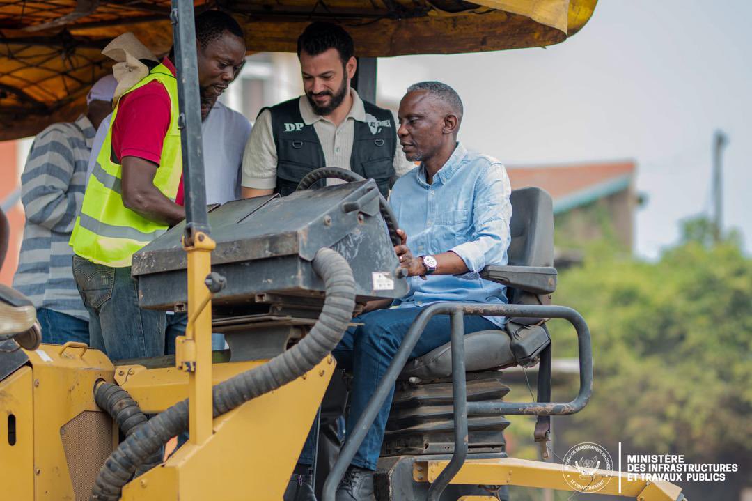 manya_serge's tweet image. Kasaï-Oriental | Kabeya Kamwanga
En tournée, le Ministre @john_banza2023  annonce le démarrage imminent des travaux d’aménagement : lutte contre l’érosion à l’avenue Dibaya, infrastructures de base et actions socio-économiques.
Vive le développement équilibré dans tout le pays.