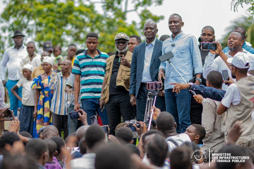 manya_serge's tweet image. Kasaï-Oriental | Kabeya Kamwanga
En tournée, le Ministre @john_banza2023  annonce le démarrage imminent des travaux d’aménagement : lutte contre l’érosion à l’avenue Dibaya, infrastructures de base et actions socio-économiques.
Vive le développement équilibré dans tout le pays.