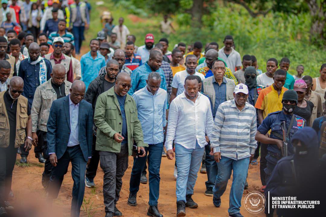 manya_serge's tweet image. Kasaï-Oriental | Kabeya Kamwanga
En tournée, le Ministre @john_banza2023  annonce le démarrage imminent des travaux d’aménagement : lutte contre l’érosion à l’avenue Dibaya, infrastructures de base et actions socio-économiques.
Vive le développement équilibré dans tout le pays.