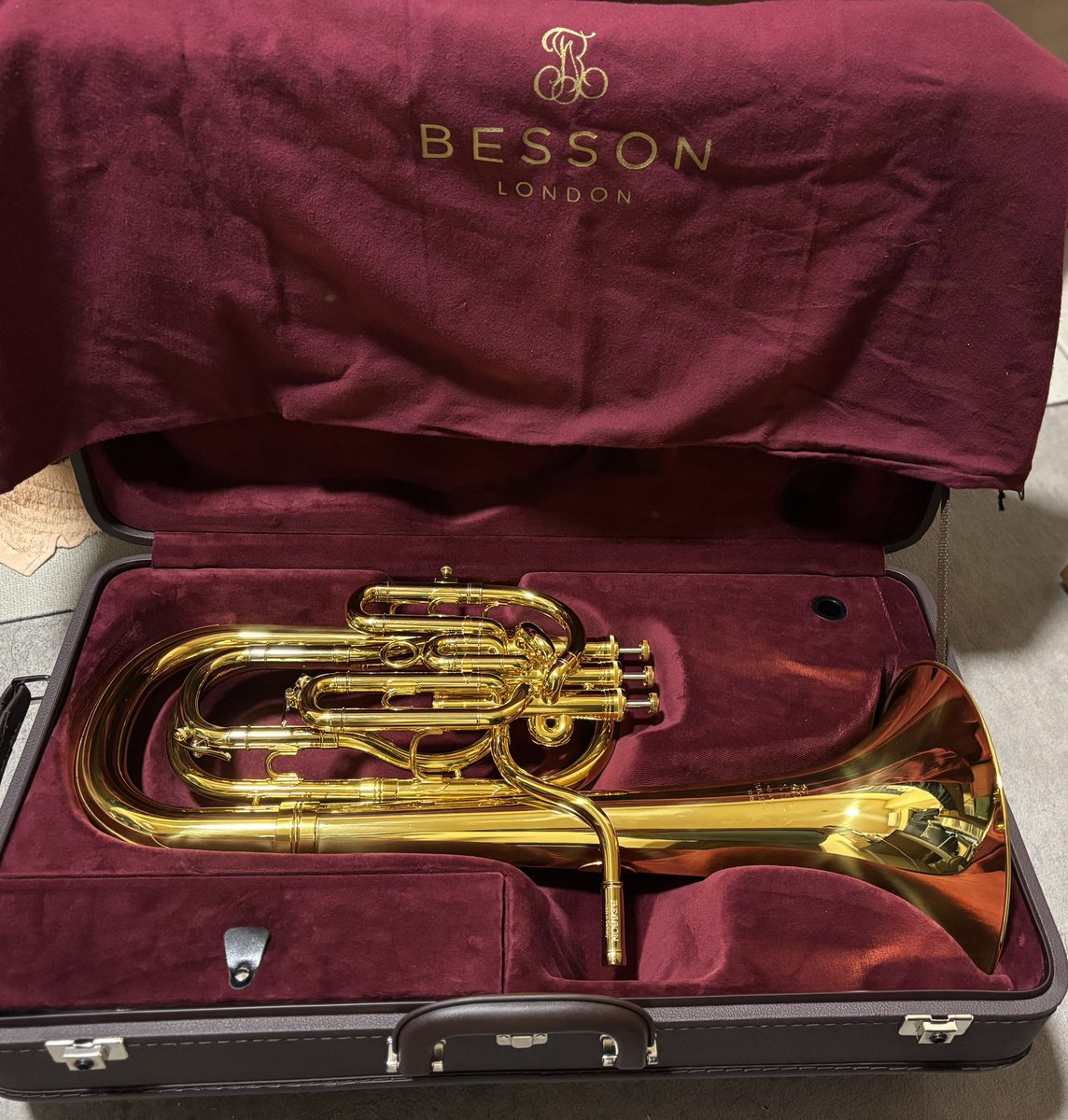 Euphotaro's tweet image. ブラスバンド企画主催から１年が過ぎ、
初心者→初級者くらいにはなれたと勝手に思い込むことにして新たにお迎え。

名前 「コジロウ」

#mynewgear #BESSON
#Baritone #BaritoneHorn