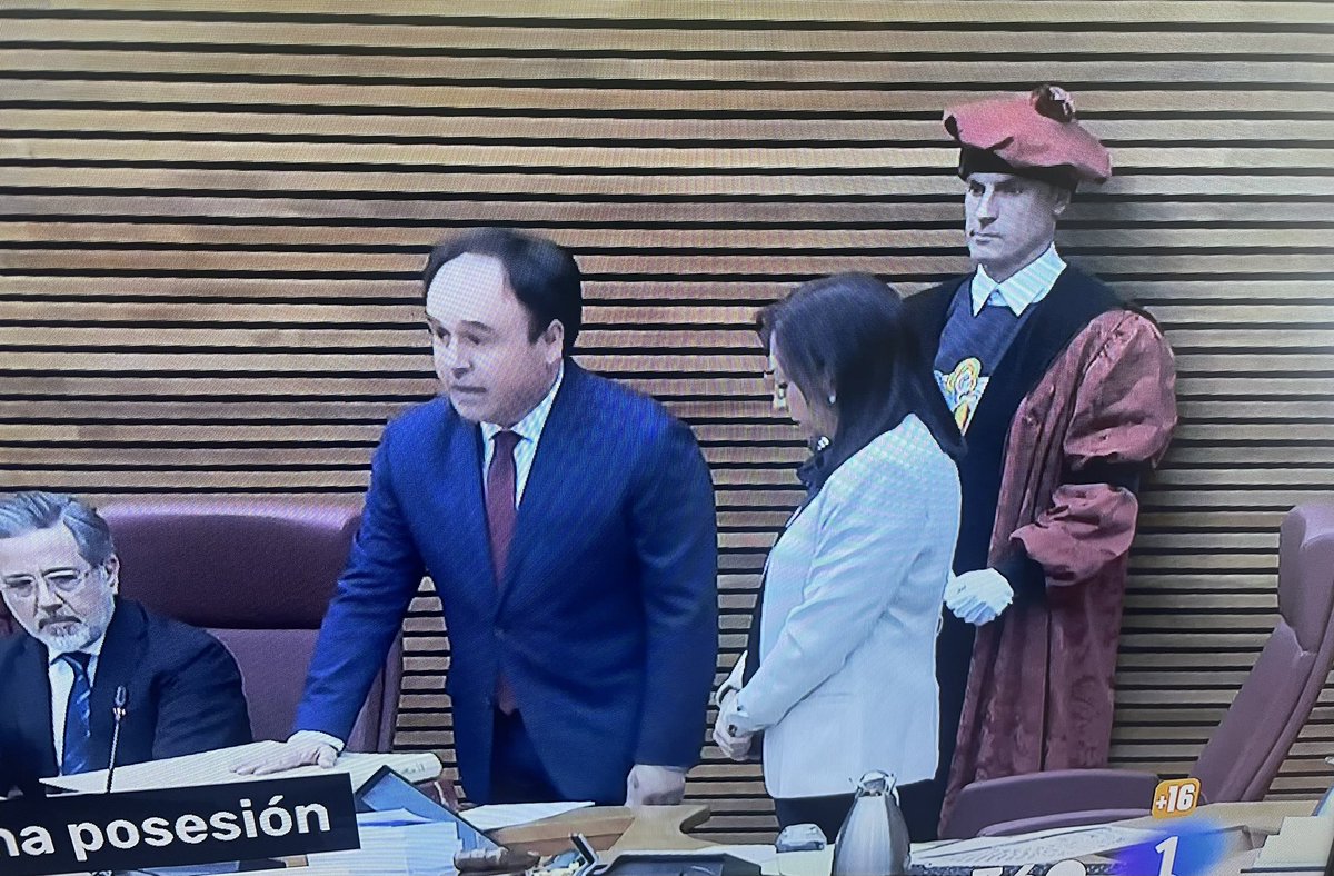 No descartemos ver al crápula de Mazón como “macero” (tipo sota de bastos) de les Corts cuando se le acabe lo de la comisión-chiringuito.
Va a perdurarse como el Fantasma de la Ópera.