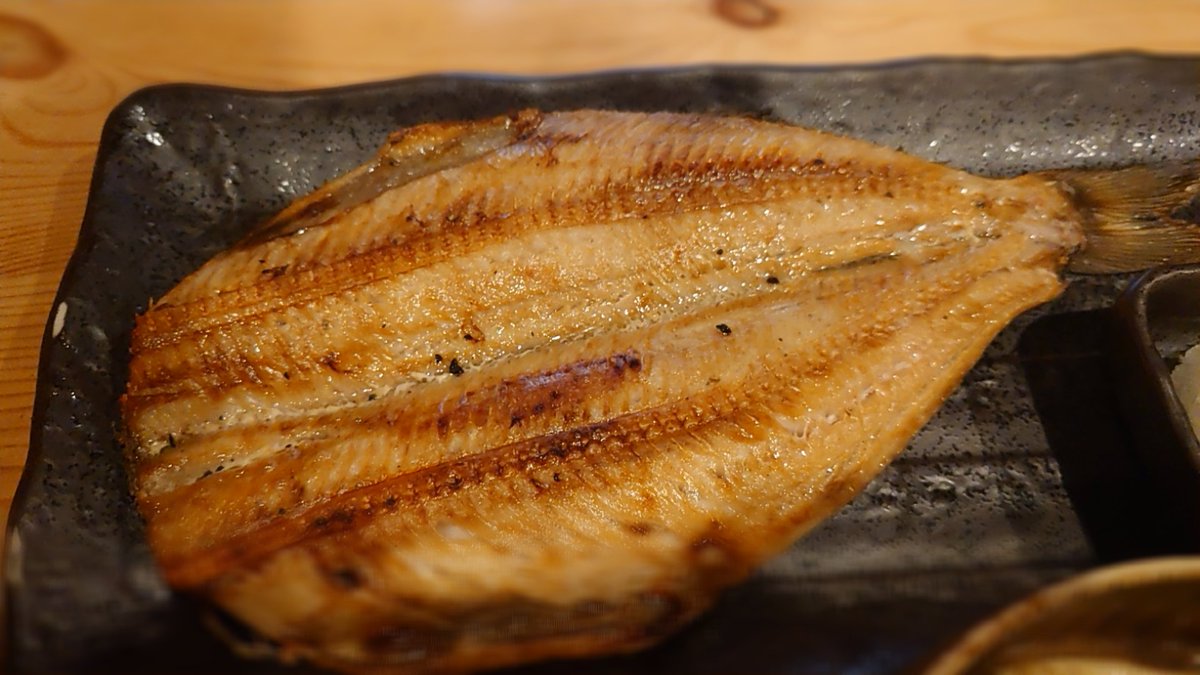 今日も祐天寺はしんぱち食堂でほっけ定食。早く食べたいはやる気持ちを抑えて最初に骨を丁寧に取り除いておくと満足度爆増☺