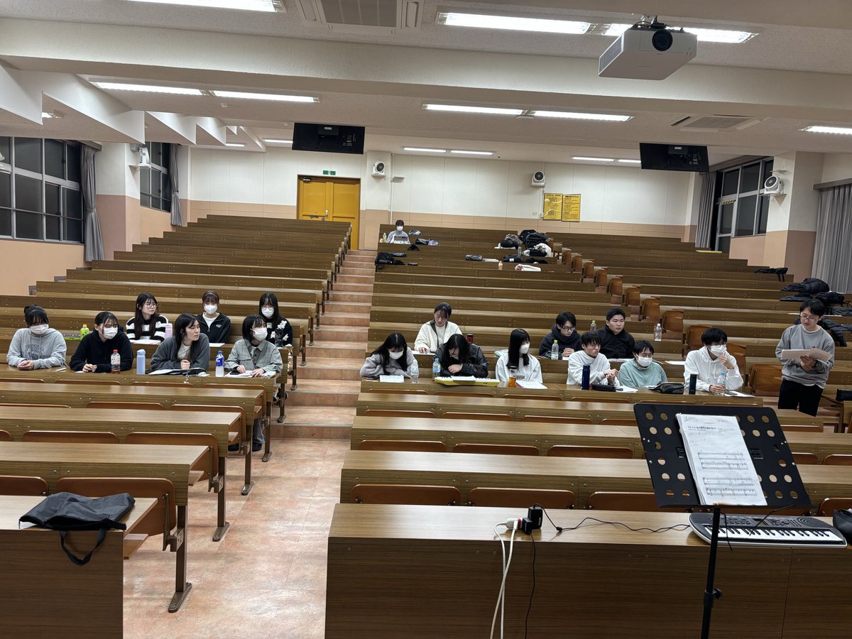 12/1(月)
323教室
17:50〜20:30

今日は「RPG」」「yaya 」の合わせ練習をしました。
合わせ練習では、特に「yaya 」では音が高く苦戦しましたが、なんとか一通り歌うことができました。
次回の練習でも上達できるように頑張りたいです。

次回
12/2(火)
けやきホール
17:50〜20:30