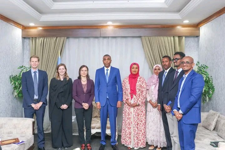RadioDalsan1's tweet photo. Prime Minister @HamzaAbdiBarre on Tuesday welcomed a #UK delegation led by Human Rights Ambassador Eleanor Sanders, praising the UK for its support on key national achievements, including the lifting of the arms embargo and Somalia’s return to the UN Human Rights Council. He also underscored the establishment of #Somalia’s Independent Human Rights Commission as the UK envoy lauded progress and received a certificate of appreciation for the UK’s continued partnership.