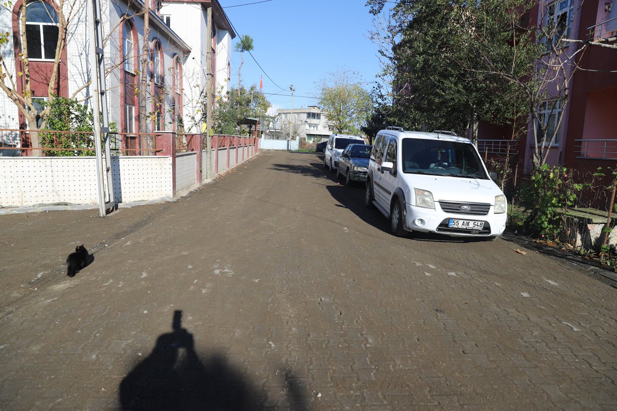 Cumhuriyet Mahallemizdeyiz.. 

Devam eden yol, kaldırım, çevre düzenlemesi ve park çalışmalarını yerinde inceleyerek hemşehrilerimizle bir araya geldik. 

Ekiplerimiz titizlikle çalışmalarını sürdürüyor. Hemşehrilerimiz ve Çarşamba'mız için hizmetlerimizi artırarak devam ediyoruz