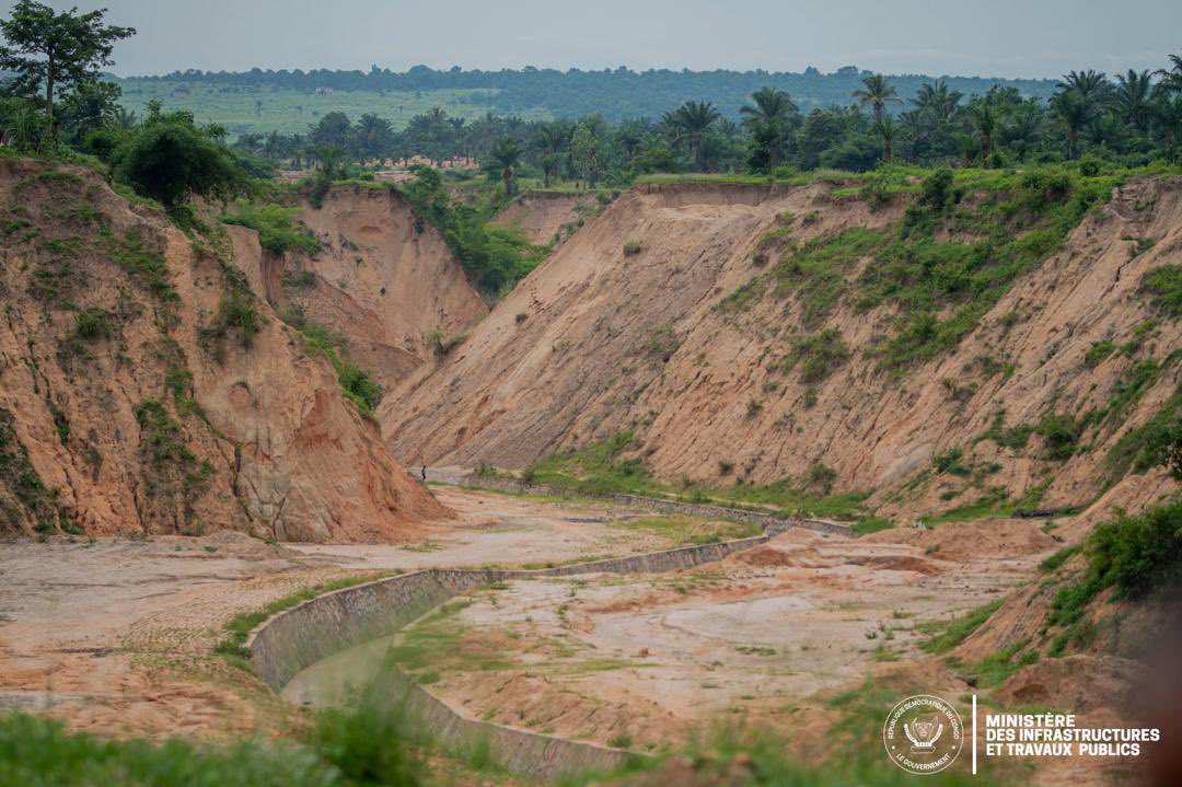 manya_serge's tweet image. Kasaï-Oriental | Kabeya Kamwanga
En tournée, le Ministre @john_banza2023  annonce le démarrage imminent des travaux d’aménagement : lutte contre l’érosion à l’avenue Dibaya, infrastructures de base et actions socio-économiques.
Vive le développement équilibré dans tout le pays.