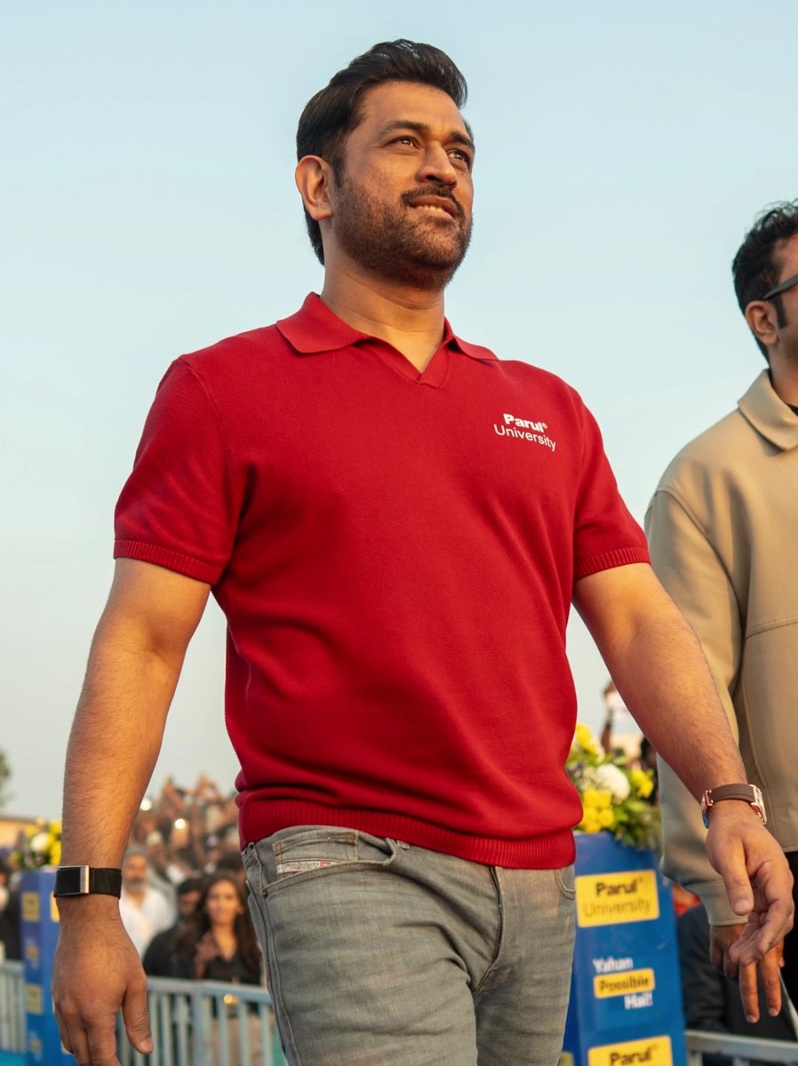 TrendsDhoni's tweet image. THE WALK. THE AURA. THE CALMNESS. 

MAN OF MASSES @MSDhoni 🦁🔥