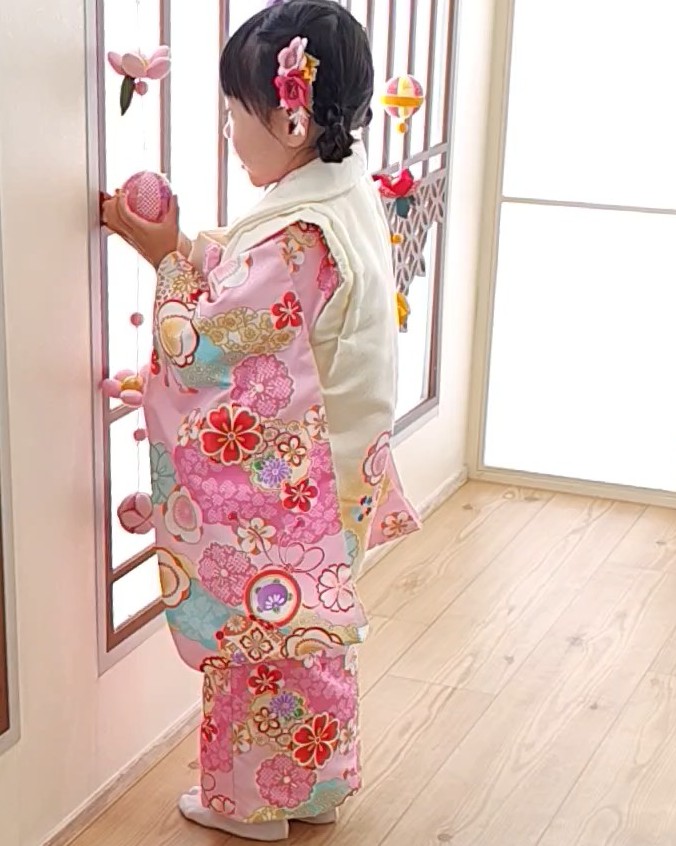 5歳なので七五三のお写真だけ撮ってきました！✨
平日の格安プランでしたが、色んなシチュで撮ってもらったら一枚に絞るなんて…
カレンダー購入でお写真追加！ﾁｬﾘｰﾝ！
財布は寒くなりましたが心はホッカホカ😂💕