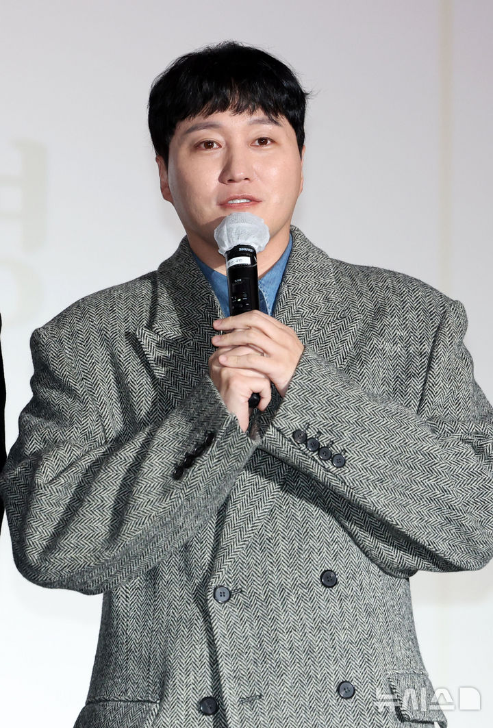 꾸꾸꾸 김곰돌 안녕🐻
패션이든 머리 스타일이든 차기작이든 늘 예상 밖의 곰돌이야