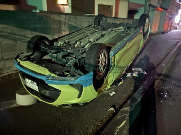 #拡散希望
友人の車です
本日午前2時頃、栃木県小山市横倉にて一時停止無視した車両が後輪に何の躊躇いもなく追突し、回転した後塀にぶつかって横転し、私の車は大破しました
犯人はドラレコにも映らない角度からぶつかっており、現在逃走中です
栃木県内で傷がついていた車の情報等お待ちしてます。