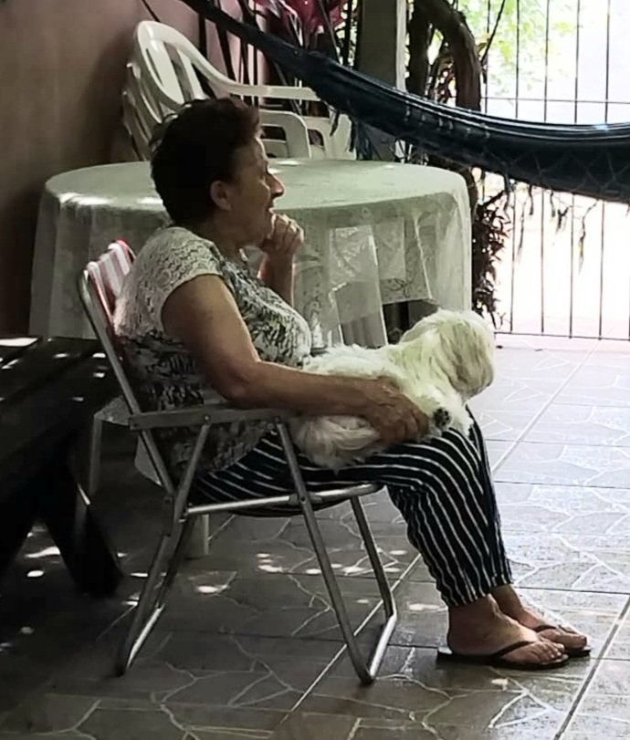 Bebê pediu colo pra vó.