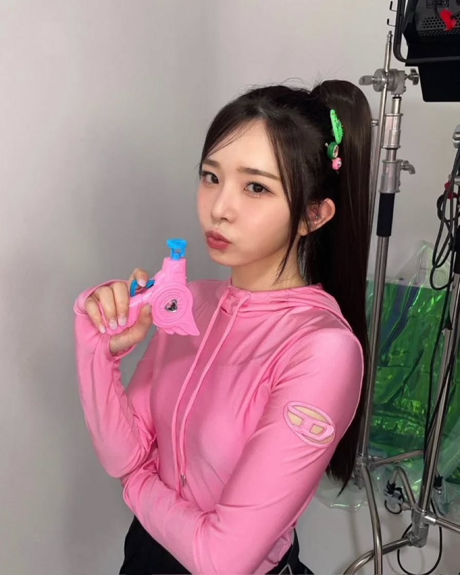 _urvision's tweet image. Hoy tenemos un debut explosivo ✦💥 que encaja perfecto con el nuevo movimiento #αnt𝕚ー𝖇or͞edom, que nos hace cantar al ritmo de #𝕚ʼmːno𝕥ꕀ𝑓rag𝕚le y me deja con actitud de #𝑂𝟏·bαd𝜗𝕚ssuǝs — imposible no engancharse. ♡🎶

𝐜ho𝕨all 🦭 ⋆ .ೃ ࿔ * :･ 𝐦a𝕪u.