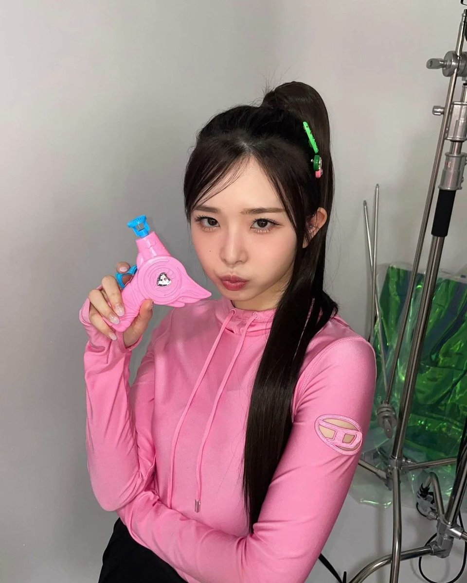 _urvision's tweet image. Hoy tenemos un debut explosivo ✦💥 que encaja perfecto con el nuevo movimiento #αnt𝕚ー𝖇or͞edom, que nos hace cantar al ritmo de #𝕚ʼmːno𝕥ꕀ𝑓rag𝕚le y me deja con actitud de #𝑂𝟏·bαd𝜗𝕚ssuǝs — imposible no engancharse. ♡🎶

𝐜ho𝕨all 🦭 ⋆ .ೃ ࿔ * :･ 𝐦a𝕪u.