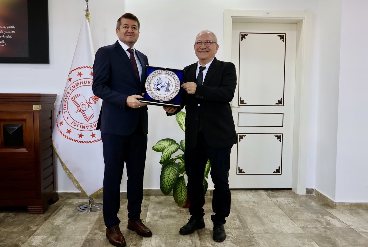 📍 İl Millî Eğitim Müdürlüğü

📌 Bilecik Recep Dindar Eğitim Vakfı yönetimi, İl Millî Eğitim Müdürümüz Serdal Şimşek’i makamında ziyaret etti.

🔹Müdürümüz Serdal Şimşek, ziyaretten duyduğu memnuniyeti dile getirerek nazik ziyaretleri için teşekkür etti.

<a href="/srdl_simsek/">Serdal Şimşek</a>