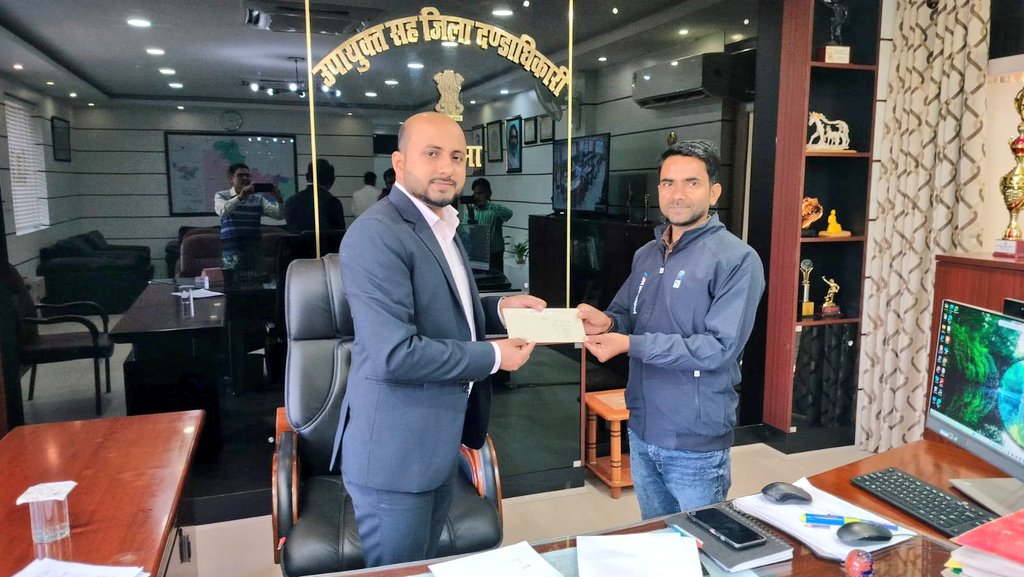 dckoderma's tweet image. जिला प्रशासन कोडरमा द्वारा आज तीन अभ्यर्थियों को विभिन्न शाखाओं में कंप्यूटर ऑपरेटर के पद पर नियुक्त किया गया। इस दौरान सभी चयनित अभ्यर्थियों को नियुक्ति पत्र प्रदान कर शुभकामनाएं देते हुए कहा कि पदभार ग्रहण कर निष्ठापूर्वक एवं दक्षता के साथ कार्य करें और जिले के विकास कार्यों…