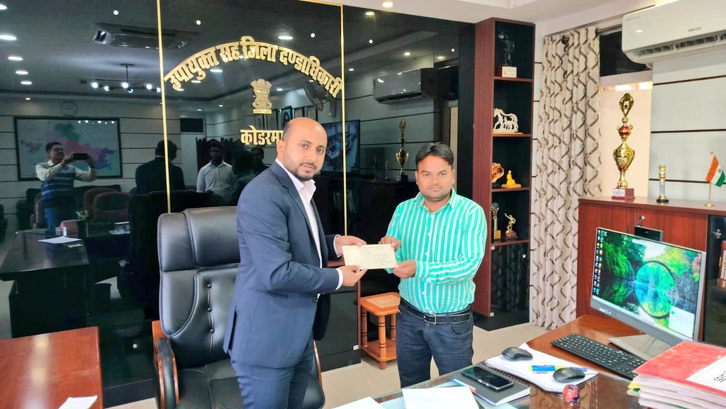 dckoderma's tweet image. जिला प्रशासन कोडरमा द्वारा आज तीन अभ्यर्थियों को विभिन्न शाखाओं में कंप्यूटर ऑपरेटर के पद पर नियुक्त किया गया। इस दौरान सभी चयनित अभ्यर्थियों को नियुक्ति पत्र प्रदान कर शुभकामनाएं देते हुए कहा कि पदभार ग्रहण कर निष्ठापूर्वक एवं दक्षता के साथ कार्य करें और जिले के विकास कार्यों…