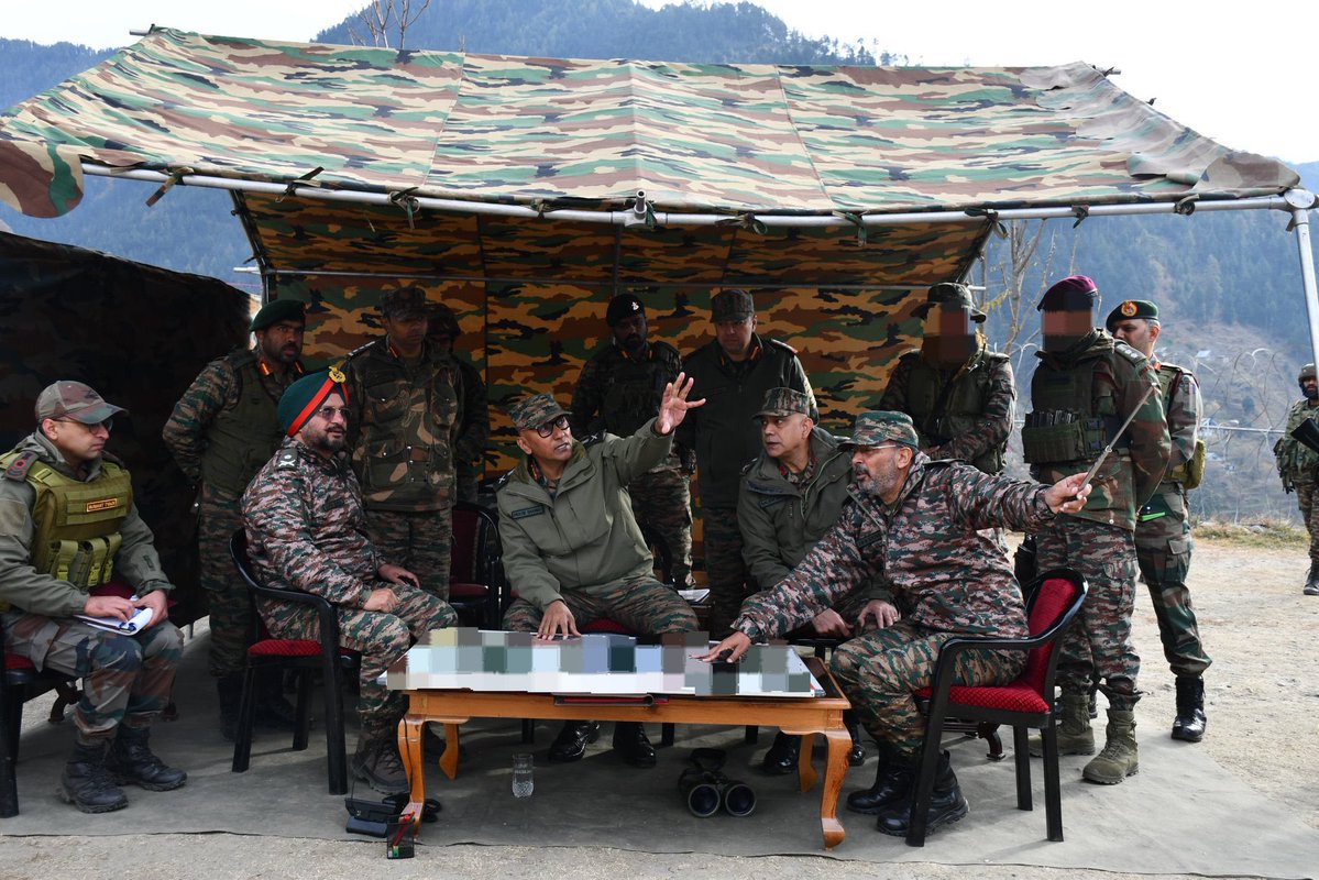 thetimepress_'s tweet image. Lt Gen Pratik Sharma, Northern Army Commander, visited Chhatru &amp;amp; Basantgarh to review counter-terrorism grid &amp;amp; operational preparedness in J&amp;amp;K. Commended troops&apos; professionalism &amp;amp; stressed tech-enabled vigilance for lasting peace.
#IndianArmy #NorthernCommand #JammuKashmir…