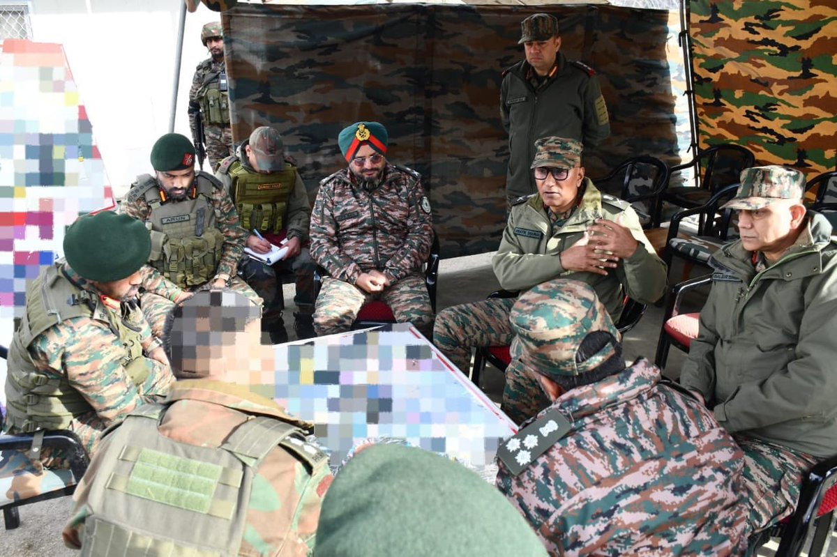 thetimepress_'s tweet image. Lt Gen Pratik Sharma, Northern Army Commander, visited Chhatru &amp;amp; Basantgarh to review counter-terrorism grid &amp;amp; operational preparedness in J&amp;amp;K. Commended troops&apos; professionalism &amp;amp; stressed tech-enabled vigilance for lasting peace.
#IndianArmy #NorthernCommand #JammuKashmir…